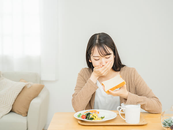 食べ物が咬み切れず食べにくい